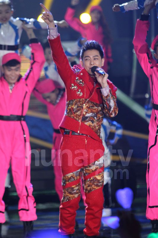 林志颖湖南春晚表演魔术 Kimi开赛车送大礼