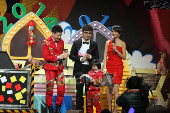 林志颖湖南春晚表演魔术 Kimi开赛车送大礼