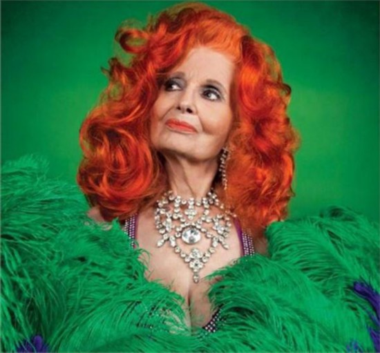 美国女子给胸部投保百万 85岁仍坚持跳脱衣舞