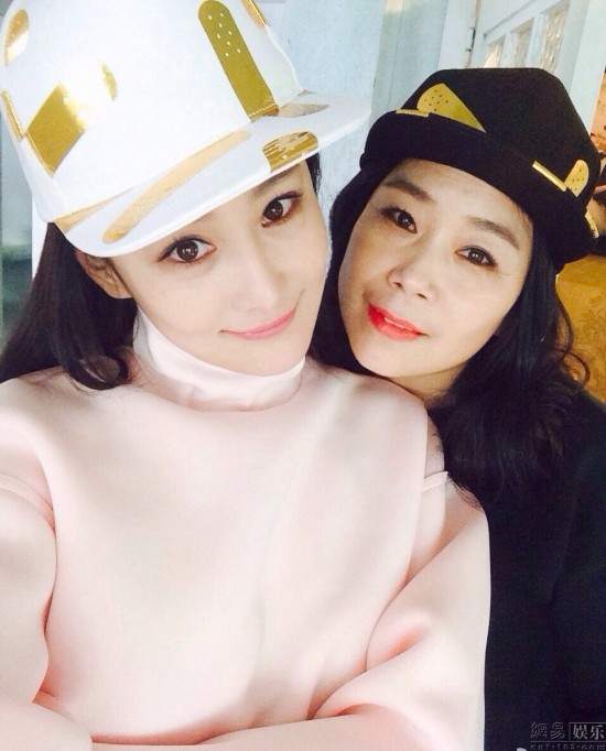 张馨予<em>母女</em>似姐妹 合体拍写真红唇<em>诱惑</em>(组图)【