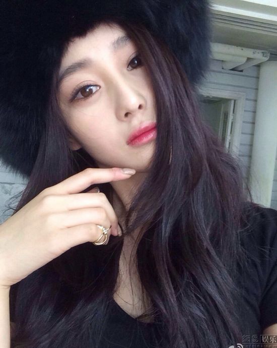 张馨予拍母女写真 妈妈年轻似姐妹