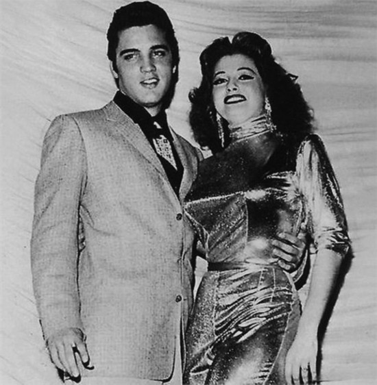 美国女子给胸部投保百万 85岁仍坚持跳脱衣舞