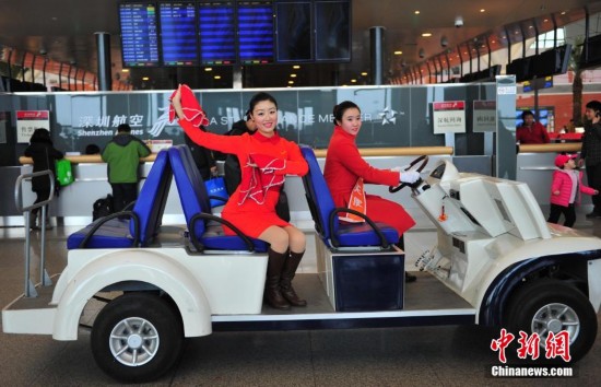 沈阳机场空姐上演火辣快闪(组图)