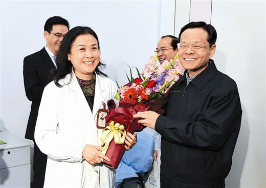 1月24日,自治区主席陈武在南宁市看望慰问广西医科大学一附院儿科