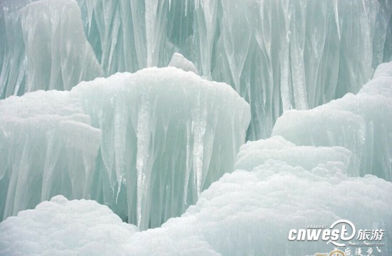 四裸男攀爬秦岭百米冰瀑 网友:要练金刚葫芦娃