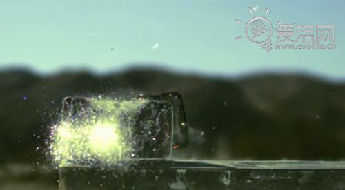 LG G Flex暴力破坏实验:究竟能弯成什么样?