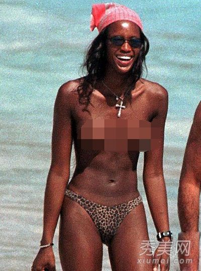 凯莉-布鲁克甩乳玩水 十大女星不戴胸罩被偷拍