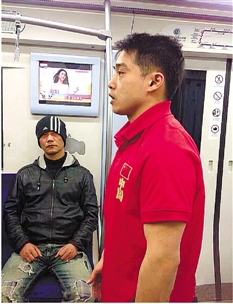 前体操运动员张尚武重返地铁卖艺