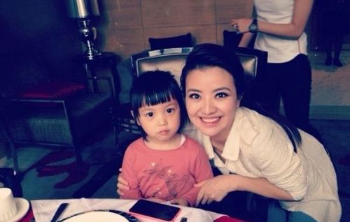 赵薇晒女儿小四月吃饭照 动作优雅呆萌啃蛋糕【11】