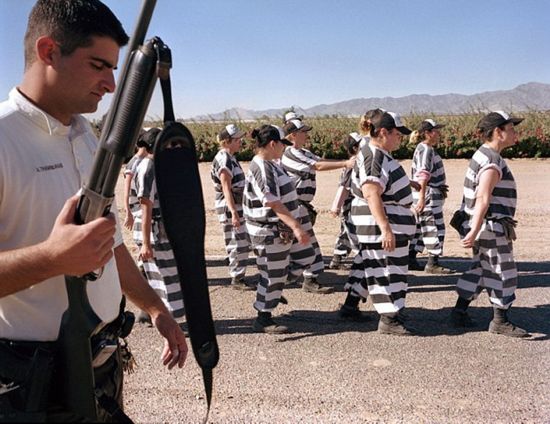 组图:揭秘美国女子重囚监狱 手铐脚镣加身