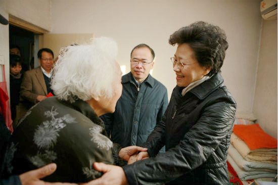 民政部领导深入优抚对象家中走访慰问