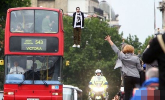 英国魔术师单手悬浮巴士吓傻围观者