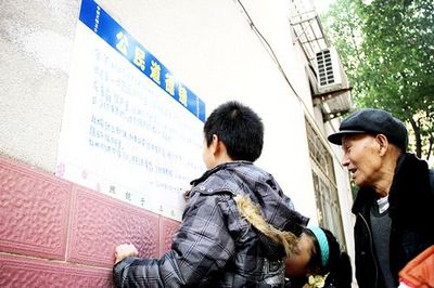 环卫工女儿写千字倡议书:少放鞭炮 让妈妈早点