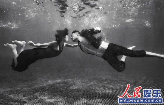 硬汉 胡兵曝复古湿身照 水下搂低胸美女玩激情