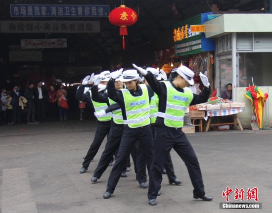 【高清】广西美女协警街头热舞送祝福