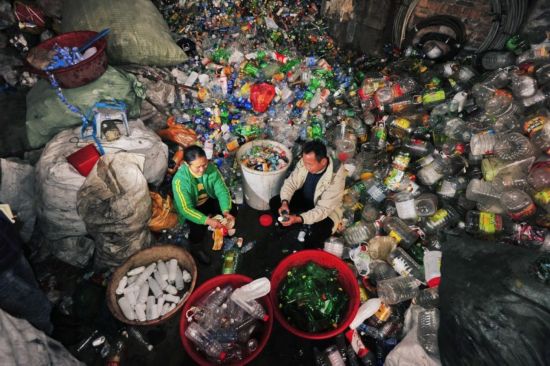 湖南夫妻10年收900万个塑料瓶供子出国留学(