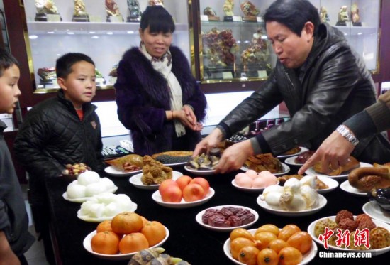 石头宴年夜饭真假难辨(组图)