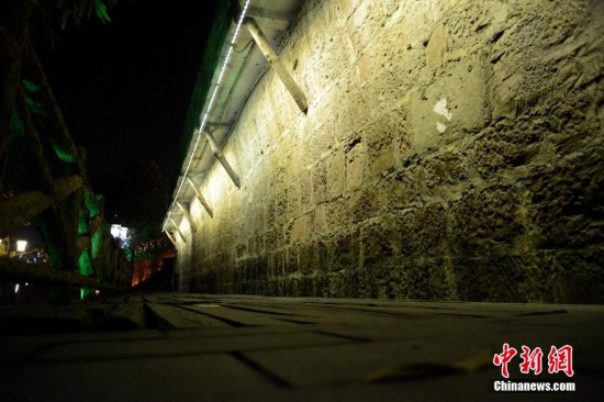 年三十夜晚火车站空荡荡 除夕夜归客匆匆归家