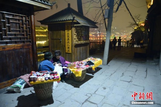 年三十夜晚火车站空荡荡 除夕夜归客匆匆归家