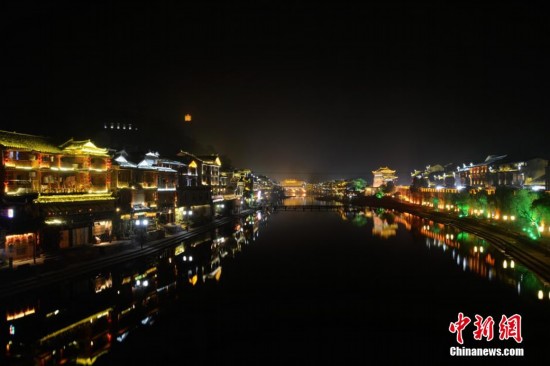 年三十夜晚火车站空荡荡 除夕夜归客匆匆归家