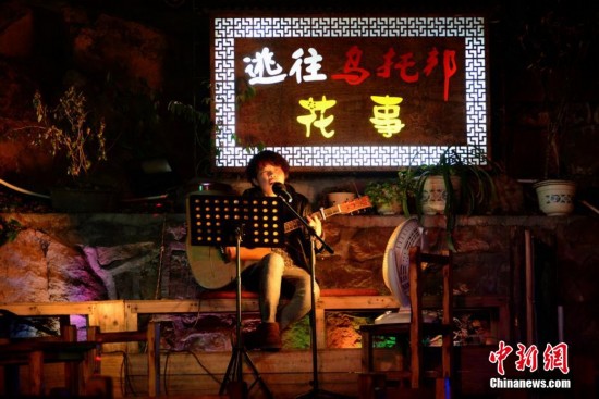 年三十夜晚火车站空荡荡 除夕夜归客匆匆归家