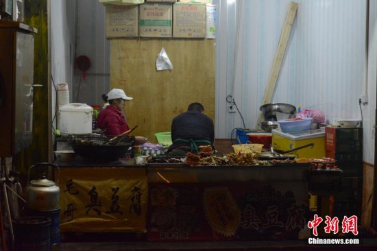 年三十夜晚火车站空荡荡 除夕夜归客匆匆归家