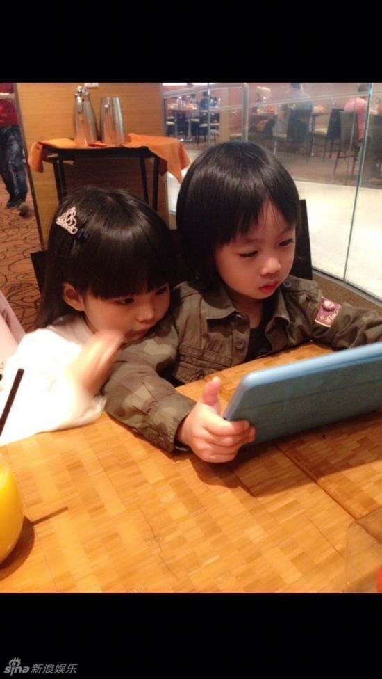 岳伦林志颖两家美国过春节+王诗龄扮<em>小恶魔</em>K