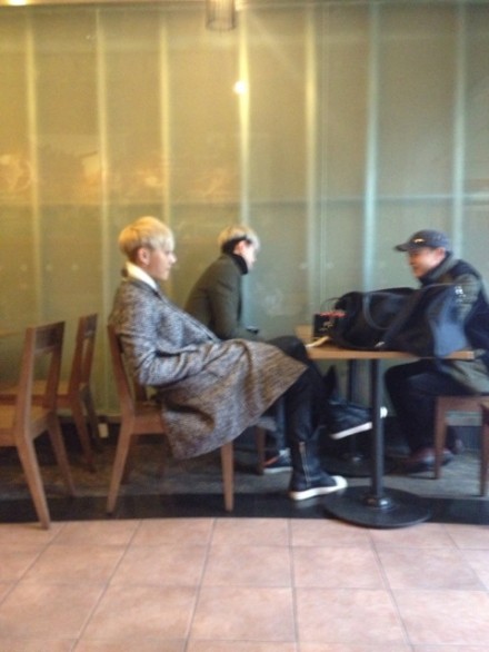 EXO春节回家引混乱:吴亦凡机场被疯狂围观 世