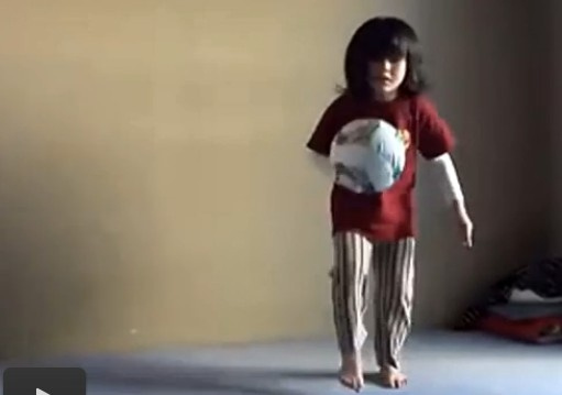 【组图】日本六岁超萌萝莉网络爆红 颠球神技