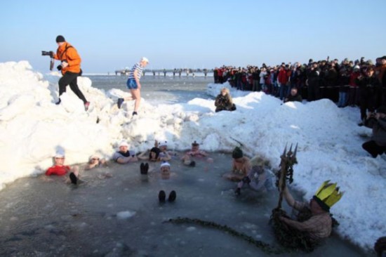 疯狂猜图 冰天雪地_疯狂猜图雪地有辆火车答案 疯狂猜图电影电视中雪地有辆火车是什么 ...