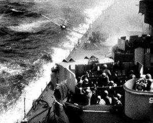 1945ǵսУһձ硱ɱɻײսн˲䡣