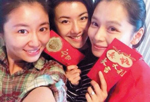 徐若瑄穿母亲所送红旗袍结婚 林心如等闺蜜送