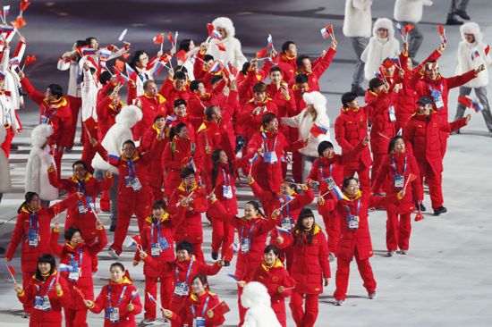 这是中国体育代表团在开幕式上入场。新华社记者费茂华摄