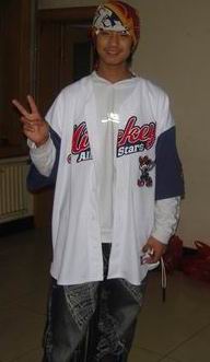 【组图】华晨宇生日微博晒萌照 快男真假女友