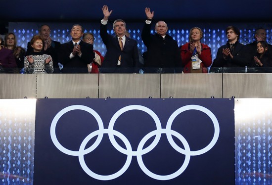 2月7日，俄罗斯总统普京（前右四）、国际奥委会主席巴赫（前右五）和联合国秘书长潘基文（前左二）在开幕式上。当日，第22届冬季奥运会开幕式在俄罗斯索契的菲施特奥林匹克体育场举行。新华社记者王丽莉摄