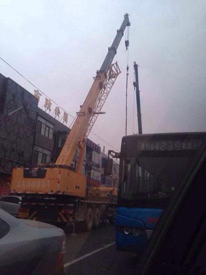 沈阳一市政公司雇2吊车放180万响开门炮(图