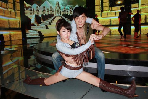 郭书瑶穿短裤跳<em>钢管舞</em> 展示白滑<em>长腿</em>获夸赞 - 