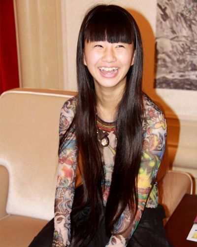 小彩旗长发及腰秀 直发转圈零失误图片