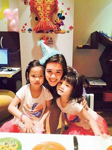 Դۡ  ۡϢ羵СŮCaylaǰ4գǰϷŮĿɰƬ  ̹ԣװCayla4ǰڱ磬ʱ㼱ų̫죬أںڵģڵýôɰףտ֣иϲ㡢ذ㣬ΪHappy Birthday CaylaϤCaylaջǳ֣羸3Ůۺաй