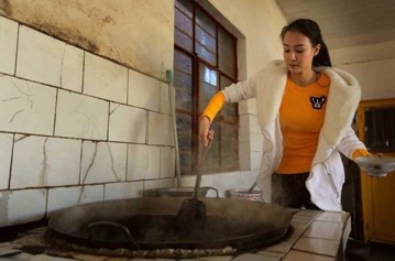 亚洲最美瑜伽女神母其弥雅 拜年献爱心