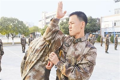 驻香港部队深圳基地教导团强化学兵体能训练纪