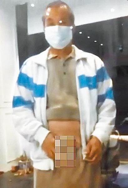 老汉当街自慰敲打店面玻璃窗让女店员观看(图