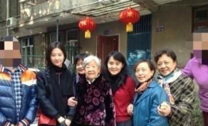 刘亦菲武汉陪外婆过年 与粉丝合影亲和力十足