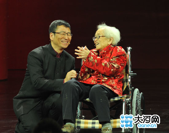 胡佩兰当选感动中国人物和白岩松对话引笑声一