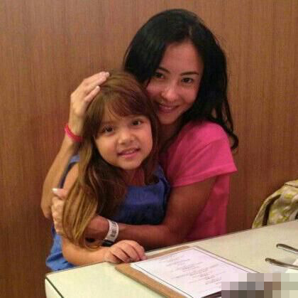 张柏芝抱萝莉想要女儿 Lucas与女孩合影<em>害羞</em>【