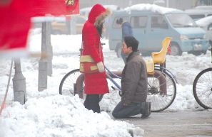 彪悍人生胡一菲上身 女子穿高跟鞋背男友过积