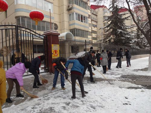 东苑社区工作人员和楼院长上街清扫积雪(图文