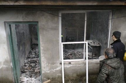 烤火炉捂进被窝取暖引发火灾 遂宁老人当场遇