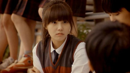 女子穿高跟鞋背男友过积水被赞女汉子 揭电视