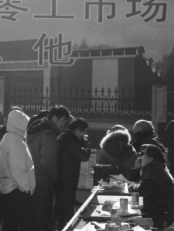10日,青岛零工市场里人头攒动,每一个招聘台前都有咨询的人,但真正符合招聘需求的工人并不多。